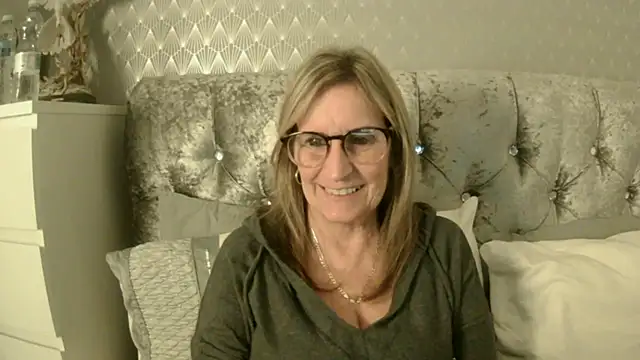 Snapshot of Additive_Mature_Linda chatting on October 2025 06:38:02 PM Additive Mature Linda online show from October 2025 06:38:02 PM