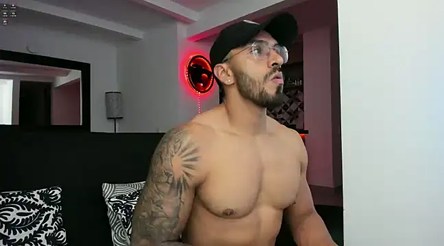 Snapshot of tony_muscle chatting on December 2024 12:35:02 AM tony muscle online show from December 2024 12:35:02 AM