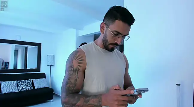 Snapshot of tony_muscle chatting on January 2025 09:22:01 PM tony muscle online show from January 2025 09:22:01 PM
