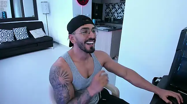 Snapshot of tony_muscle chatting on January 2025 10:02:01 PM tony muscle online show from January 2025 10:02:01 PM