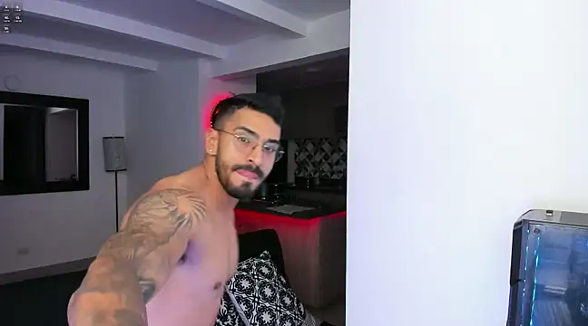 Snapshot of tony_muscle chatting on January 2025 01:04:01 AM tony muscle online show from January 2025 01:04:01 AM