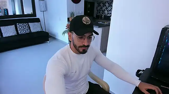 Snapshot of tony_muscle chatting on January 2025 09:39:01 PM tony muscle online show from January 2025 09:39:01 PM