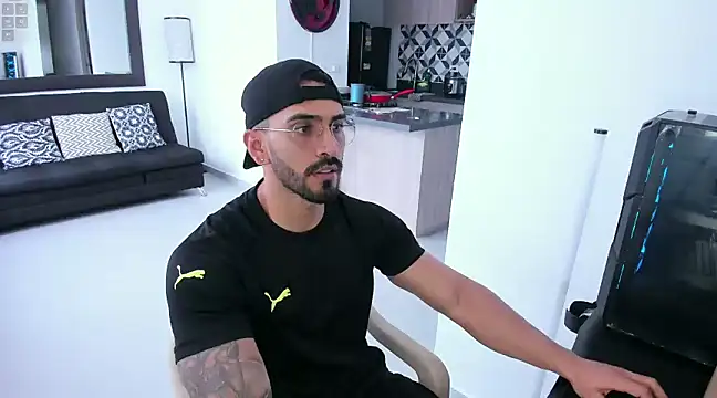 Snapshot of tony_muscle chatting on February 2025 08:31:02 PM tony muscle online show from February 2025 08:31:02 PM