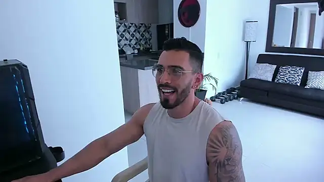 Snapshot of tony_muscle chatting on February 2025 06:53:01 PM tony muscle online show from February 2025 06:53:01 PM