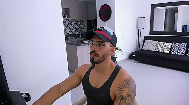 Snapshot of tony_muscle chatting on March 2025 05:17:02 PM tony muscle online show from March 2025 05:17:02 PM