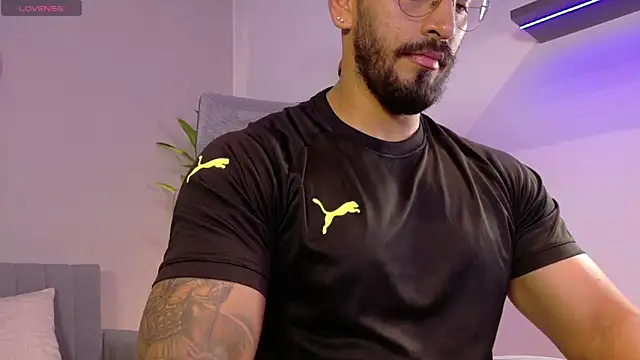 Snapshot of tony_muscle chatting on April 2026 07:01:01 PM tony muscle online show from April 2026 07:01:01 PM