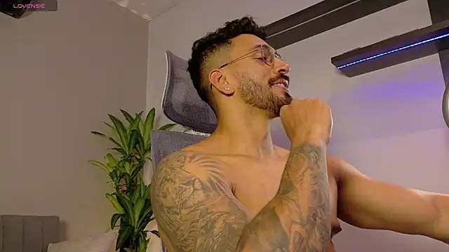 Snapshot of tony_muscle chatting on May 2026 06:49:01 PM tony muscle online show from May 2026 06:49:01 PM
