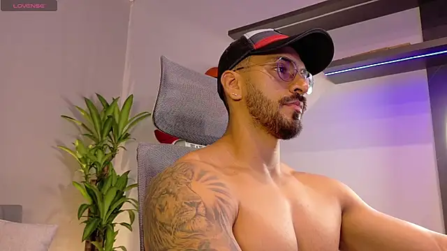 Snapshot of tony_muscle chatting on May 2026 07:52:02 PM tony muscle online show from May 2026 07:52:02 PM
