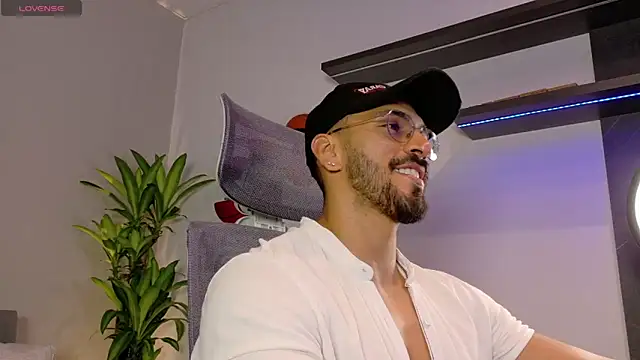 Snapshot of tony_muscle chatting on May 2026 08:03:02 PM tony muscle online show from May 2026 08:03:02 PM