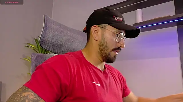 Snapshot of tony_muscle chatting on May 2026 08:04:04 PM tony muscle online show from May 2026 08:04:04 PM