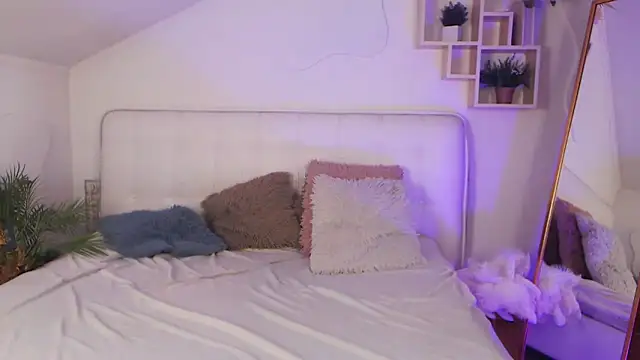 AuroraAksnesss online show from March 2025 06:12:02 PM