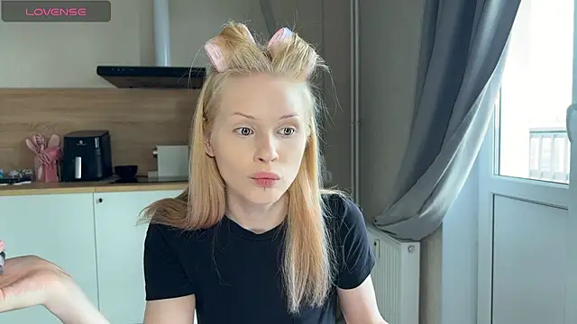Snapshot of lisa_barbie chatting on May 2026 05:03:01 AM lisa barbie online show from May 2026 05:03:01 AM