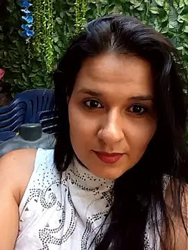 Snapshot of elena_jonees chatting on May 2026 08:25:01 PM elena jonees online show from May 2026 08:25:01 PM