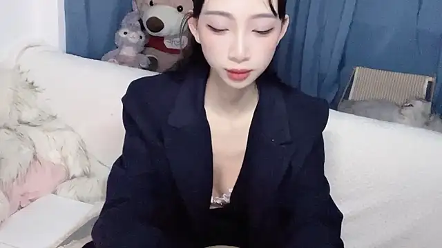 Lili-2 online show from November 2025 04:18:02 PM