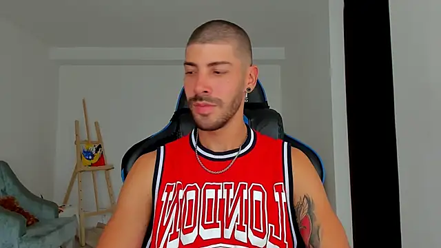 Snapshot of Guyinthemountain chatting on December 2024 07:22:01 PM Guyinthemountain online show from December 2024 07:22:01 PM