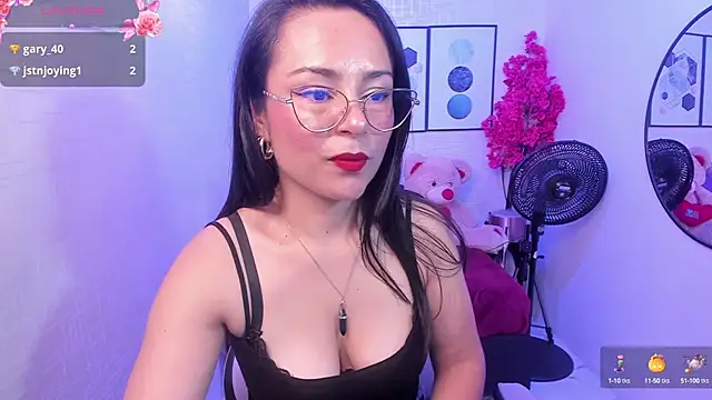 Snapshot of Tiara_rr chatting on December 2024 06:37:01 PM Tiara rr online show from December 2024 06:37:01 PM