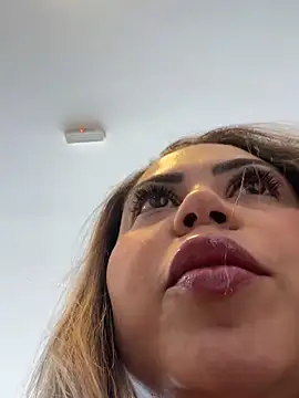 lariic online show from April 2026 06:11:02 PM