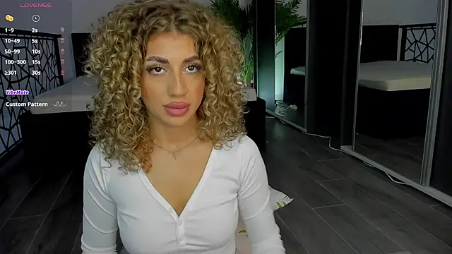 CurlyAnt0 online show from December 2025 08:43:01 AM