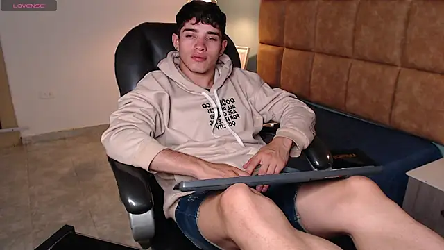 Snapshot of AlejooTwink chatting on February 2025 07:19:02 PM AlejooTwink online show from February 2025 07:19:02 PM