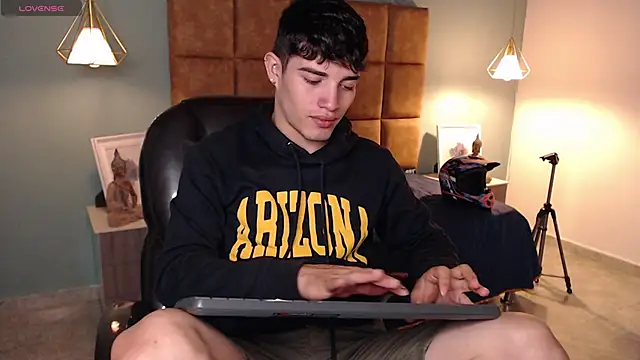 Snapshot of AlejooTwink chatting on February 2025 04:04:01 PM AlejooTwink online show from February 2025 04:04:01 PM