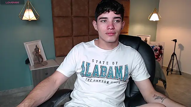Snapshot of AlejooTwink chatting on February 2025 06:19:02 PM AlejooTwink online show from February 2025 06:19:02 PM