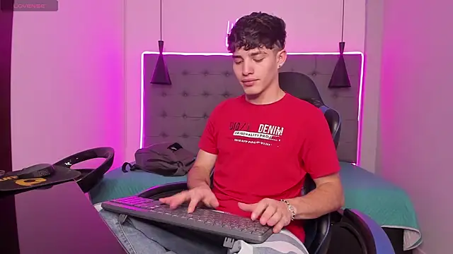 AlejooTwink online show from April 2026 04:21:02 PM