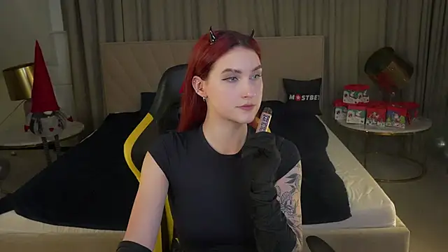 Magnetic Mia  online show from January 2025 08:16:02 PM