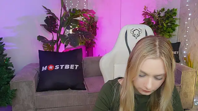 Magnetic Mia  online show from January 2025 03:54:02 PM