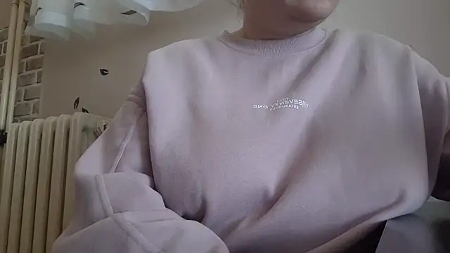 AalinnaK online show from February 2025 10:04:02 AM