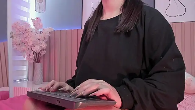 Snapshot of Megan_mooree_ chatting on February 2025 03:41:02 PM Megan mooree online show from February 2025 03:41:02 PM