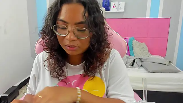 Snapshot of im_angels77 chatting on January 2025 02:01:01 AM im angels77 online show from January 2025 02:01:01 AM