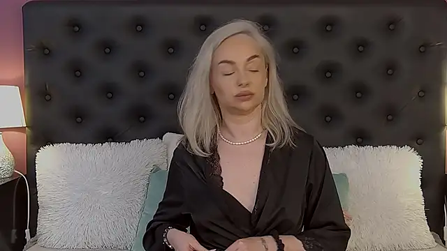 JaquelineM online show from April 2026 07:03:02 AM