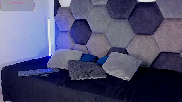 Latrellx7 online show from April 2026 04:06:02 AM