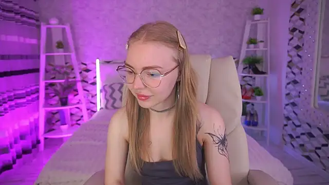 Snapshot of EmilySunshineS chatting on June 2026 06:52:02 AM EmilySunshineS online show from June 2026 06:52:02 AM