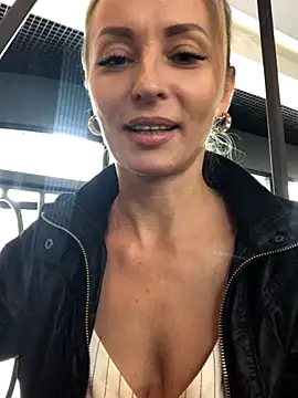 Diamond Bunny  online show from September 2025 04:32:02 PM