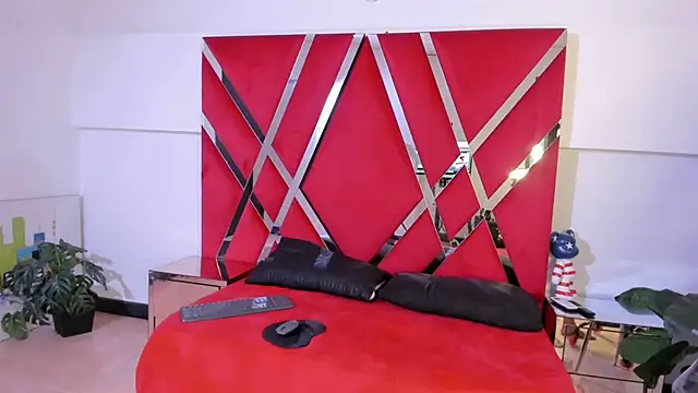 Milanxht online show from October 2025 08:30:02 PM