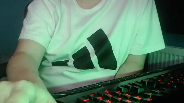 Snapshot of Scotland_100 chatting on November 2025 07:02:01 PM Scotland 100 online show from November 2025 07:02:01 PM