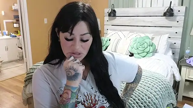 Snapshot of TexasTattooedHouseWife chatting on October 2025 02:35:01 PM TexasTattooedHouseWife online show from October 2025 02:35:01 PM