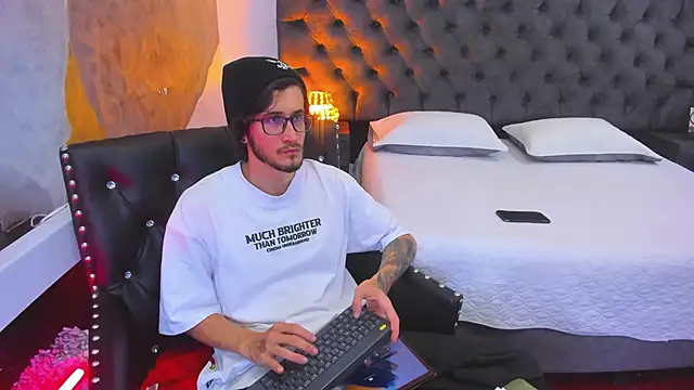 Loggan donnelly online show from December 2024 09:17:01 PM