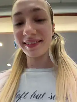 Lia  Love online show from December 2025 09:03:01 AM