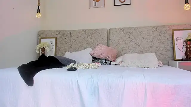 naomiii   online show from March 2025 05:28:02 AM