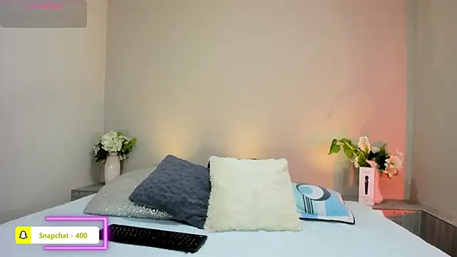 naomiii   online show from April 2026 11:46:02 AM