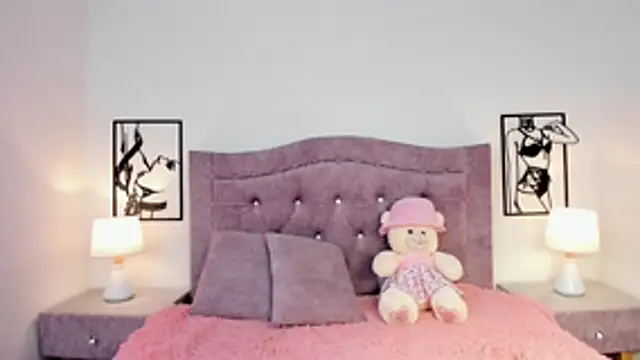 LunaSmitt online show from December 2025 03:46:01 AM