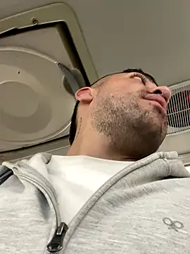 JuanZapata33 online show from September 2025 09:36:02 PM