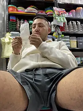 JuanZapata33 online show from October 2025 10:19:01 PM