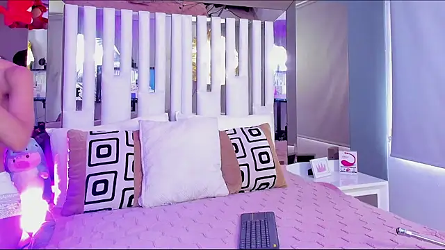 Snapshot of Kitty_Eliffe chatting on December 2024 07:17:02 PM Kitty Eliffe online show from December 2024 07:17:02 PM