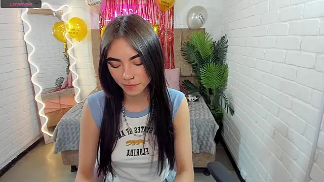 Snapshot of Roxanne_tay chatting on January 2025 10:31:02 PM Roxanne tay online show from January 2025 10:31:02 PM