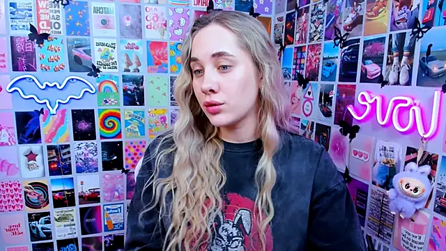 MiaMilas online show from February 2026 03:43:01 PM