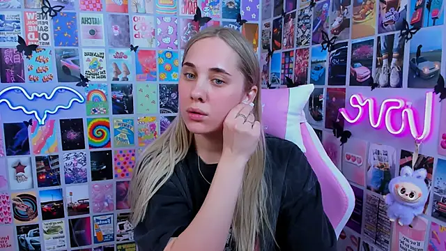 MiaMilas online show from April 2026 03:12:01 PM