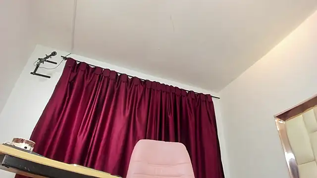  Caroliina online show from April 2026 06:55:02 PM